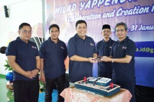 Pemberian Kue Kepada Kepala Sekolah Setiap Unit