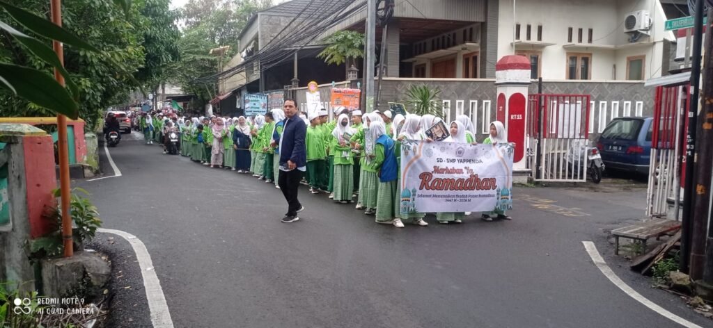 SAMBUTAN MERIAH WARGA SEKITAR DALAM PAWAI RAMADHAN 1447 H SMP YAPPENDA